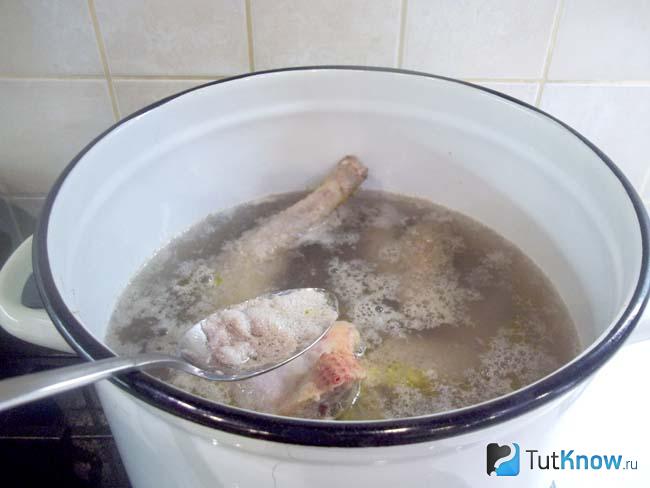 С поверхности бульона снята пена