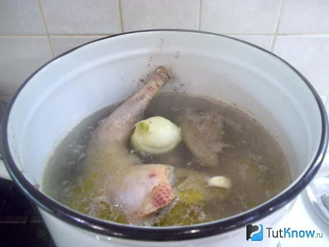 лук и чеснок отправлены в кастрюлю с бульоном