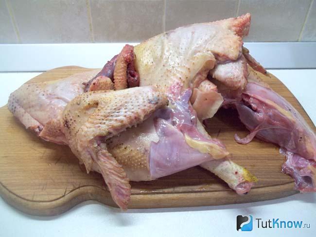 Курица нарезана кусочками