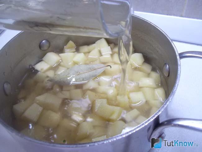 Картофель залит бульоном