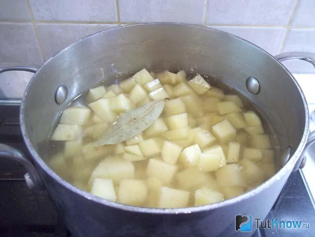 Картофель варится