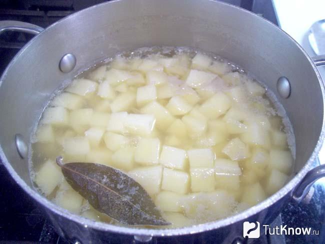 Готовый вареный картофель на мясном бульоне