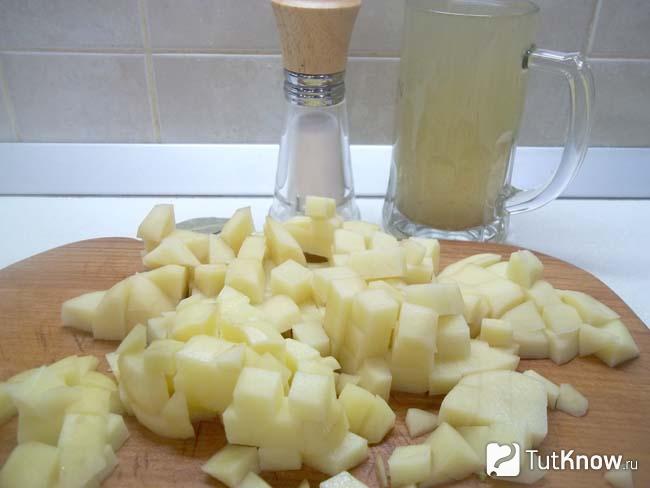 Картофель нарезан кусочками