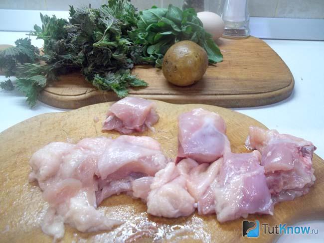 Куриные бедрышки нарезаны кусочками