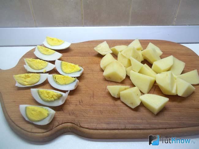 Картофель очищен и нарезан кусочками, яйца очищены и нарезаны четвертинками