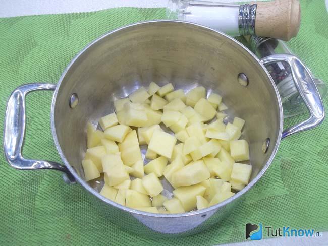 Картофель очищен, нарезан кубиками и сложен в кастрюлю