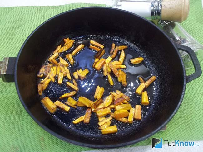 Морковь нарезана кубиками и жарится в сковороде