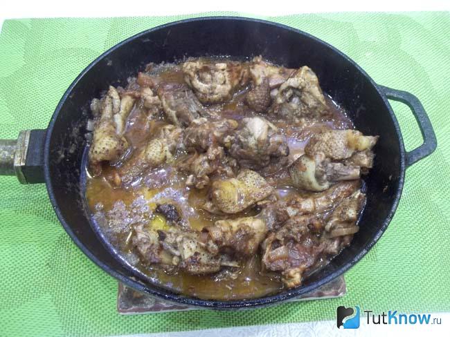 Готовая курица в сливовом соусе с корицей