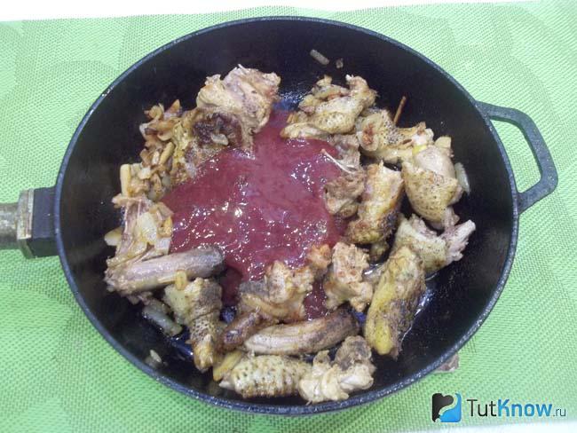 К курице добавлен сливовый соус