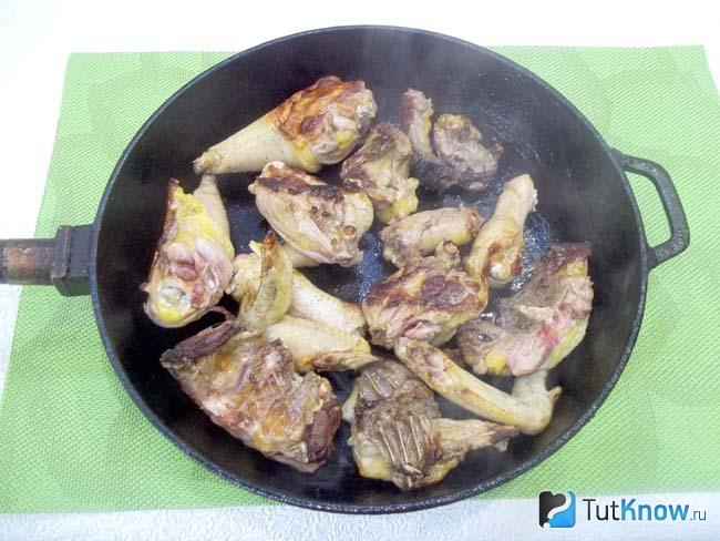 Курица нарезана и жарится на сковороде