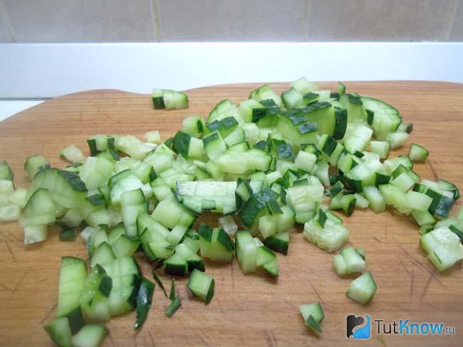 Огурцы нарезаны кусочками