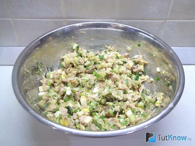 Готовый салат с огурцами, курицей, яйцами и сыром
