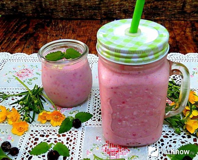 Смузи из спирулины с кефиром и смородиной