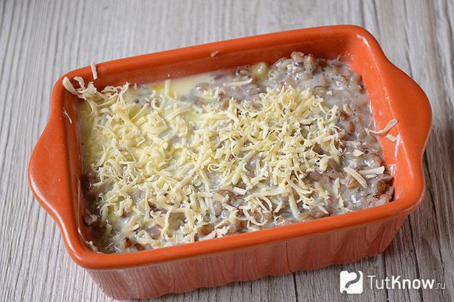 Украшение гречневой запеканки сыром
