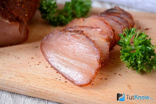 Готовая к подаче бастурма из куриного филе