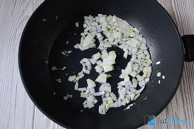 Лук обжаривается на сковороде