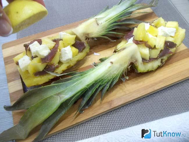 Готовый салат в кожуре ананаса с сыром и балыком