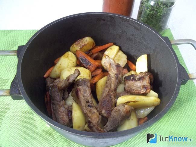 К мясу добавлен картофель