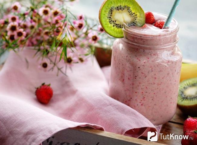 Омолаживающий смузи с киви и клубникой