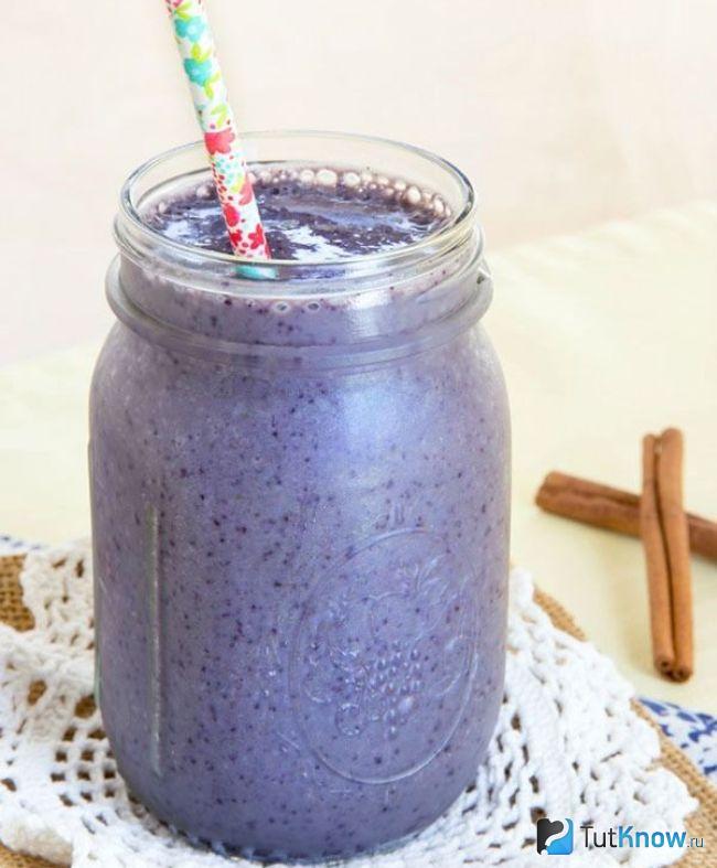 Кленовый смузи с корицей и черникой