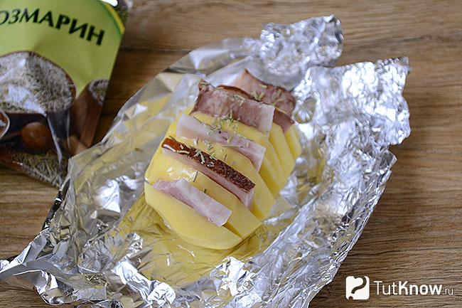 Сырая картошка-гармошка с копченым салом