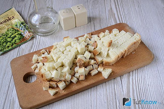 Нарезанный мелкими кубиками батон