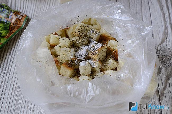 Батон, нарезанный кубиками, с пряностями