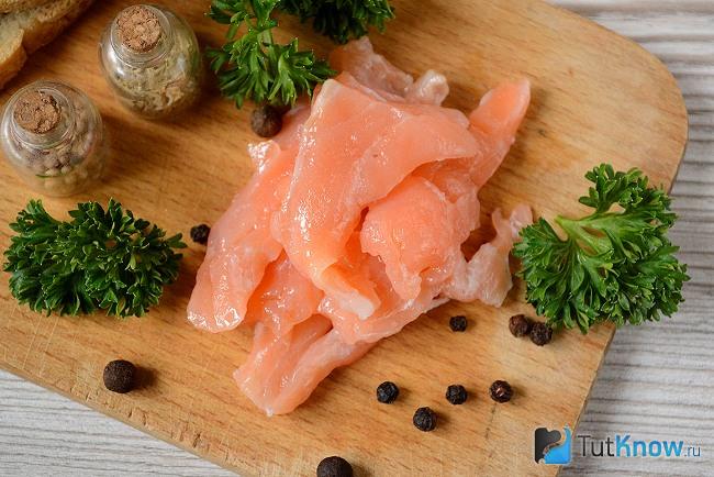 Кусочки соленой семги на деревянной доске