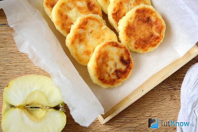 Готовые сырники с яблоками и манкой