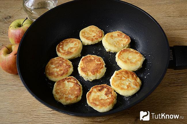 Готовые сырники на сковороде