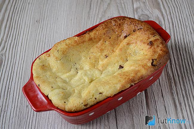 Готовая творожная запеканка с кусочками шоколада