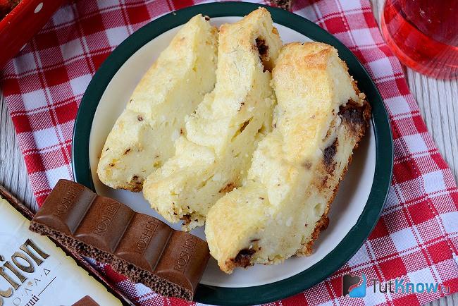 Кусочки творожной запеканки с кусочками шоколада