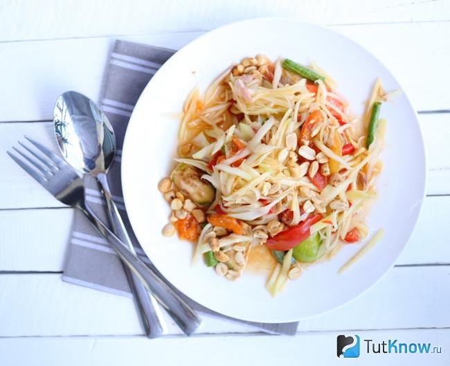 Салат из зеленой папайи с курицей