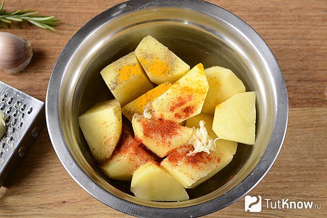 Сырой картофель со специями и чесноком