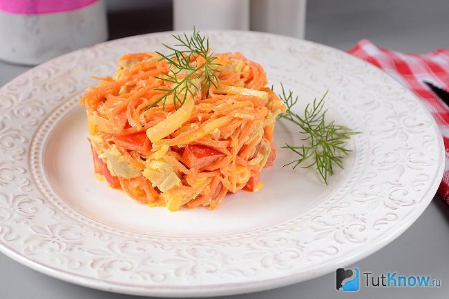 Готовый к подаче салат с куриным филе и корейской морковкой