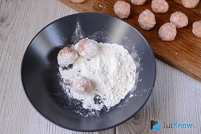 Фрикадельки в муке