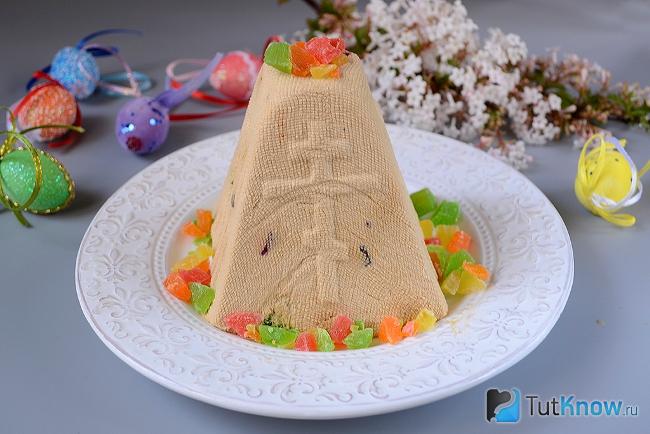 Готовая к подаче творожная пасха со сгущенкой