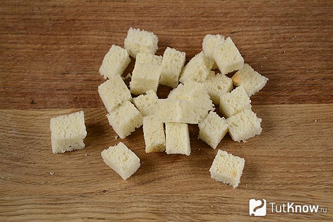 Нарезанный кубиками белый хлеб