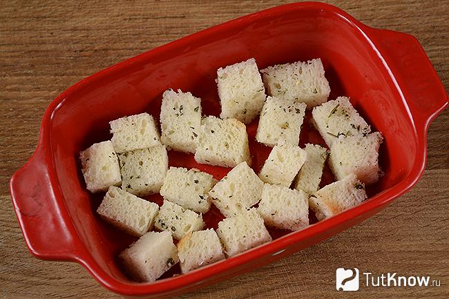 Кубики хлеба в форме для выпекания