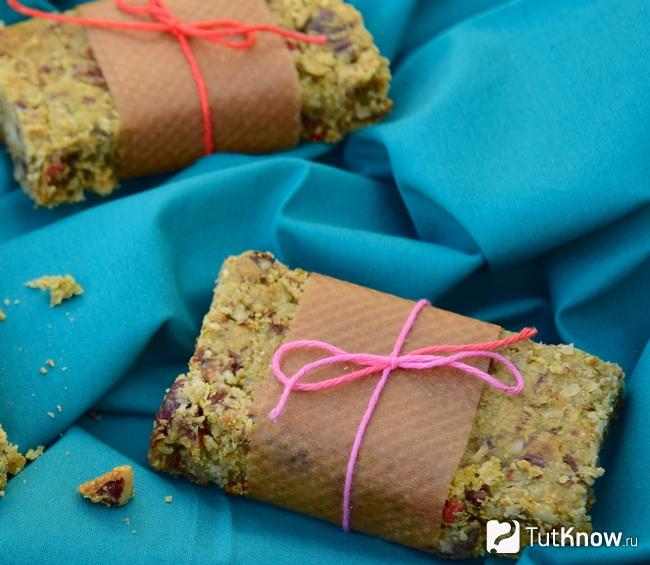 Овсяные батончики с бразильским орехом и джемом