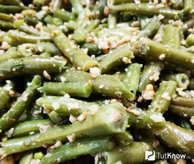 Салат из стручковой фасоли с бразильским орехом