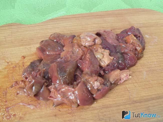 Печень нарезана кусочками