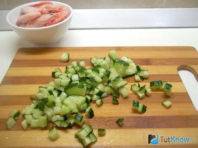 Огурцы нарезаны кубиками