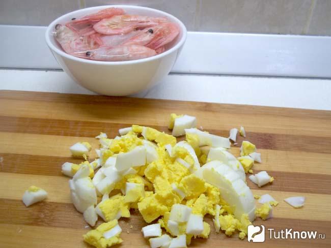 Яйца очищены и нарезаны кубиками