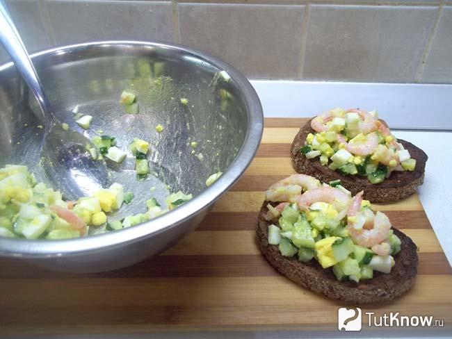 Готовые гренки с креветками, яйцами и огурцами