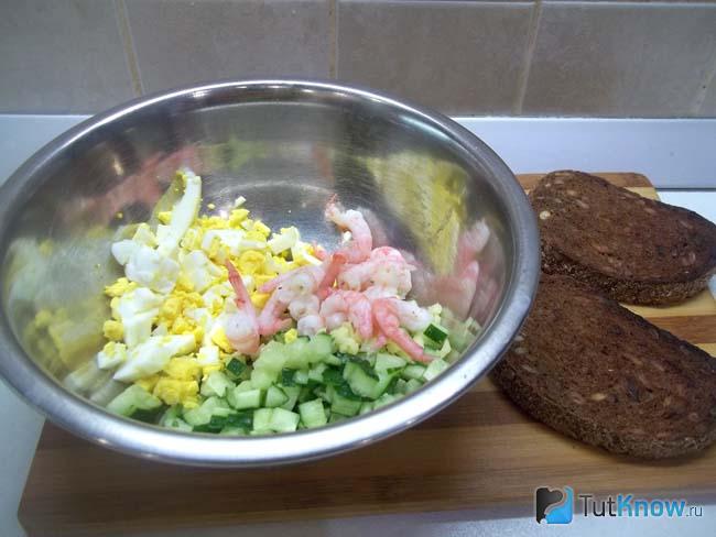 Продукты соединены, заправлены маслом и перемешаны