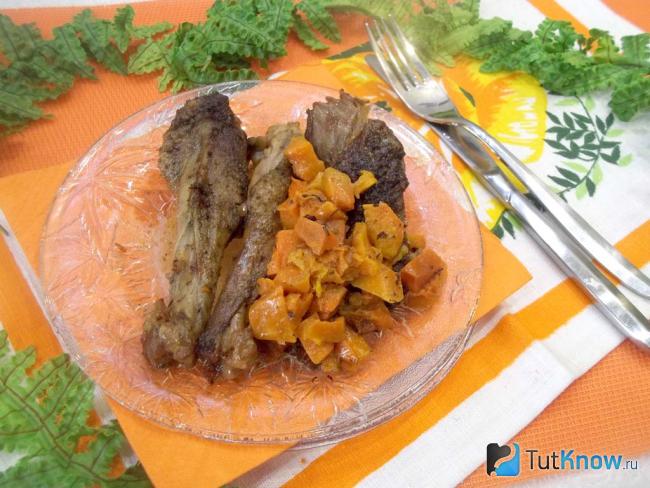 Готовая утка кусочками с тыквой в сметане