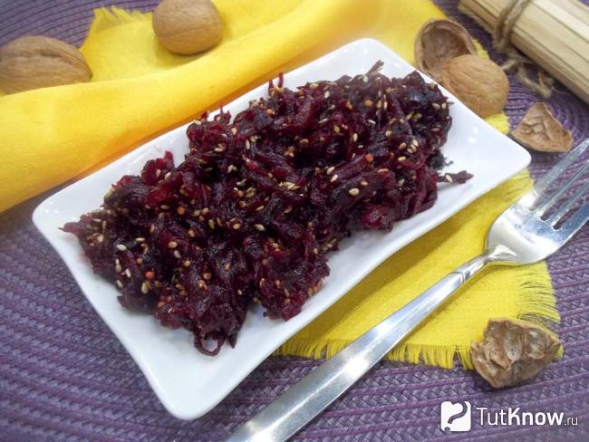Готовый салат со свеклой и кунжутом