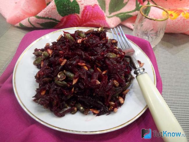 Готовый свекольный салат с семечками тыквы и подсолнуха