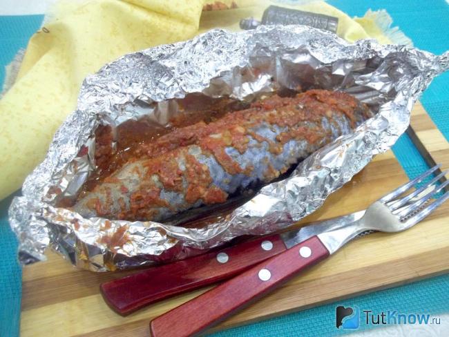 Готовая скумбрия в томате в фольге на сковороде